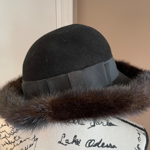 Vintage Mr. John Jr. wool hat with fur trim - Picture 2 of 9